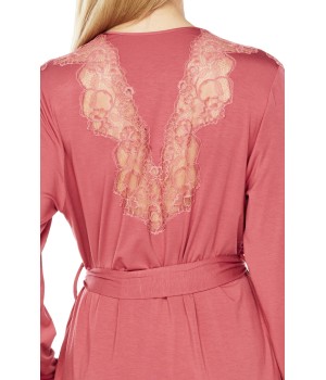 Detalle tono rosa bata micromodal mujer